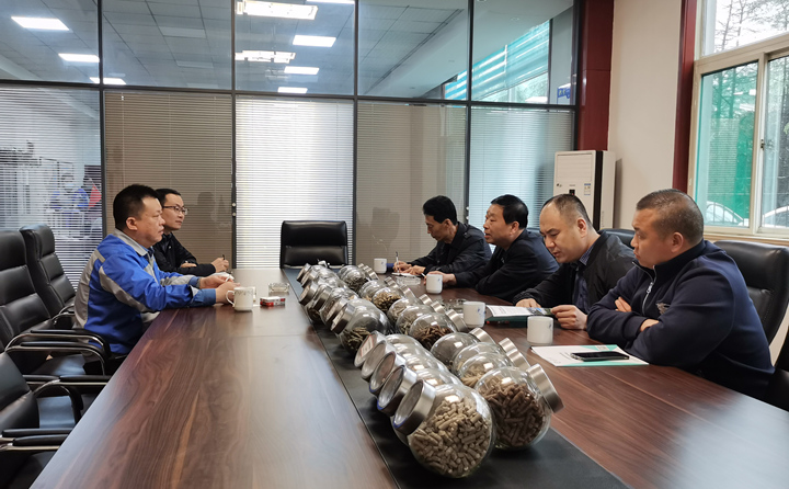 與集團總經(jīng)理孫寧波及部門負(fù)責(zé)人座談，就項目建設(shè)、環(huán)境影響、補貼政策等內(nèi)容進行了探討交流